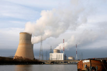 Pohľad na starnúcu jadrovú elektráreň Tihange spoločnosti Electrabel. Prísľub postupného ukončenia využívania jadrovej energie je v belgickom právnom systéme zakotvený od roku 2003. FOTO: Reuters