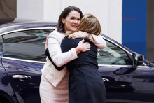 Talianska premiérka Giorgia Meloniová víta maďarskú prezidentku Katalin Novákovú. FOTO: TASR/AP