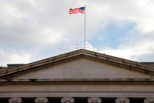 Nad budovou ministerstva financií USA veje americká vlajka. FOTO: Reuters