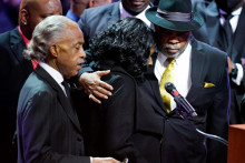 RowVaughn Wellsová objíma svojho manžela Rodneyho Wellsa po tom, čo predniesla prejav na pohrebe svojho syna Tirea Nicholsa v kresťanskom kostole Mississippi Boulevard v Memphise.  FOTO: Reuters