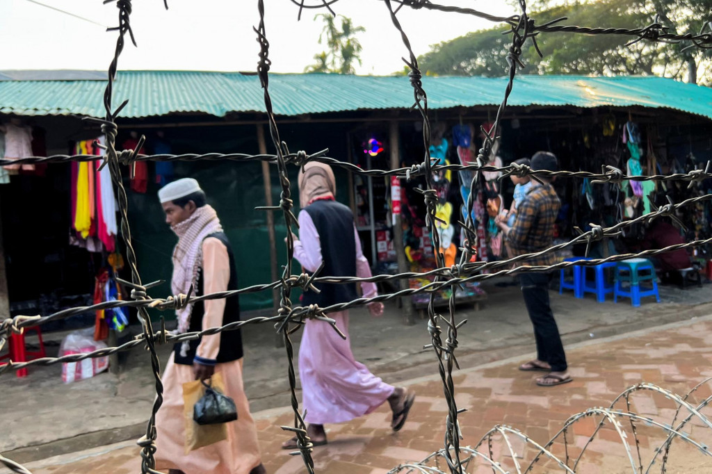 Ostnatý drôt v utečeneckom tábore v Cox‘s Bazar v Bangladéši. FOTO: Reuters