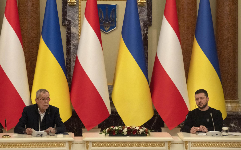 Rakúsky prezident Alexander Van der Bellen (vľavo) a ukrajinský prezident Volodymyr Zelenskyj. FOTO: TASR/AP