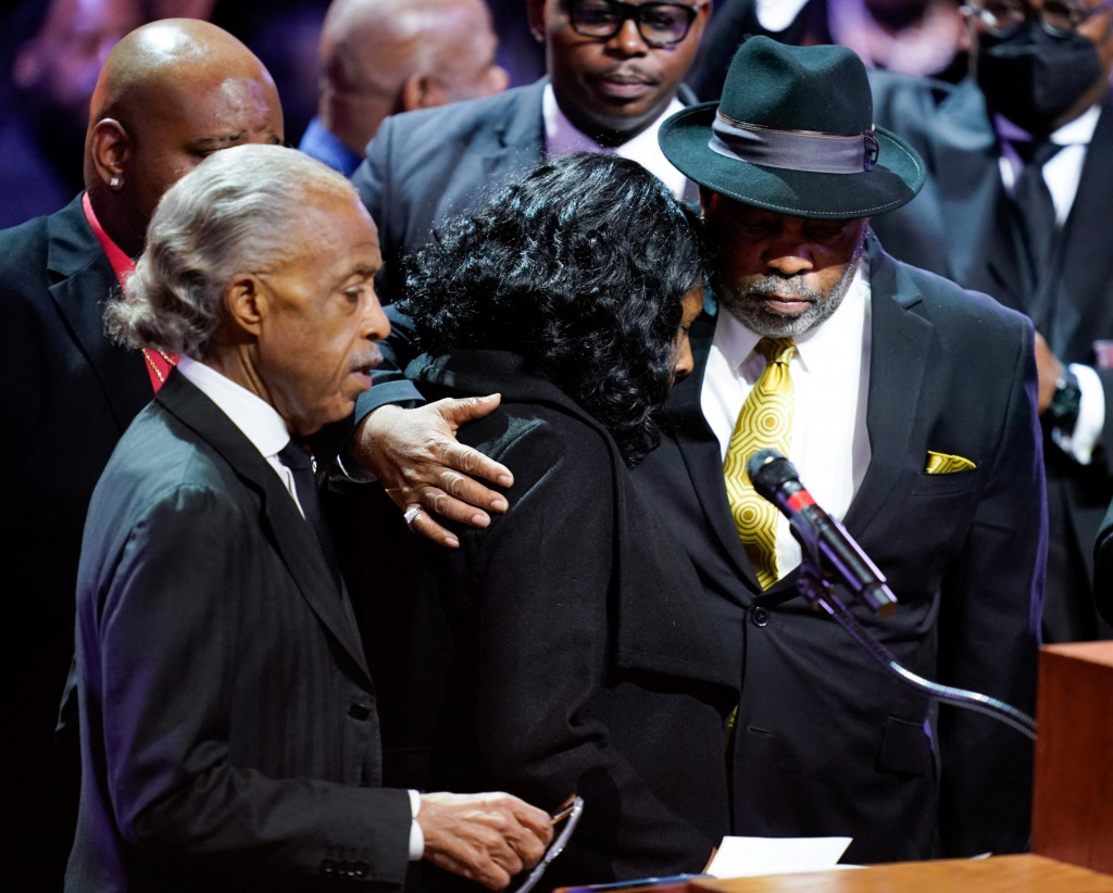 RowVaughn Wellsová objíma svojho manžela Rodneyho Wellsa po tom, čo predniesla prejav na pohrebe svojho syna Tirea Nicholsa v kresťanskom kostole Mississippi Boulevard v Memphise.  FOTO: Reuters