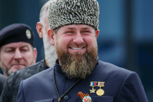 Ramzan Kadyrov, prezident autonómnej Čečenskej republiky, ktorá spolupracuje s Putinom. Aj následkom toho čečenskí bojovníci, ktorí sa rozhodli pomáhať Ukrajincom, stále čelia mnohým predsudkom. FOTO: Reuters