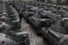 Mesto Tournai. V skladoch belgickej spoločnosti OIP Land Systems sú uschované desiatky tankov Leopard 1 a ďalších obrnencov. Majiteľ firmy je ochotný ich poslať Ukrajine. FOTO: Reuters