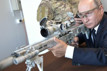 Putin drží odstreľovaciu pušku. FOTO: Reuters