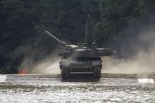 Juhokórejský tank K2 Black Panther pred brodením. FOTO: Wikimedia Commons