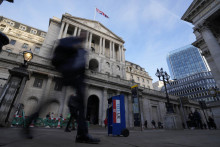 Ľudia kráčajú okolo budovy britskej centrálnej banky. FOTO: TASR/AP