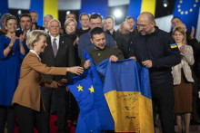 Zľava predsedníčka Európskej komisie Ursula von der Leyenová, ukrajinský prezident Volodymyr Zelenskyj, ukrajinský premiér Denys Šmyhal a ďalší predstavitelia EÚ a Ukrajiny pózujú počas summitu EÚ-Ukrajina v Kyjeve vo štvrtok 2. februára 2023. FOTO TASR/AP