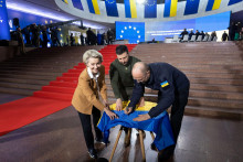 Volodymyr Zelenskiy, Denys Šmyhal a predsedníčka Eurokomisie Ursula von der Leyenová na samite v Kyjeve. FOTO: REUTERS