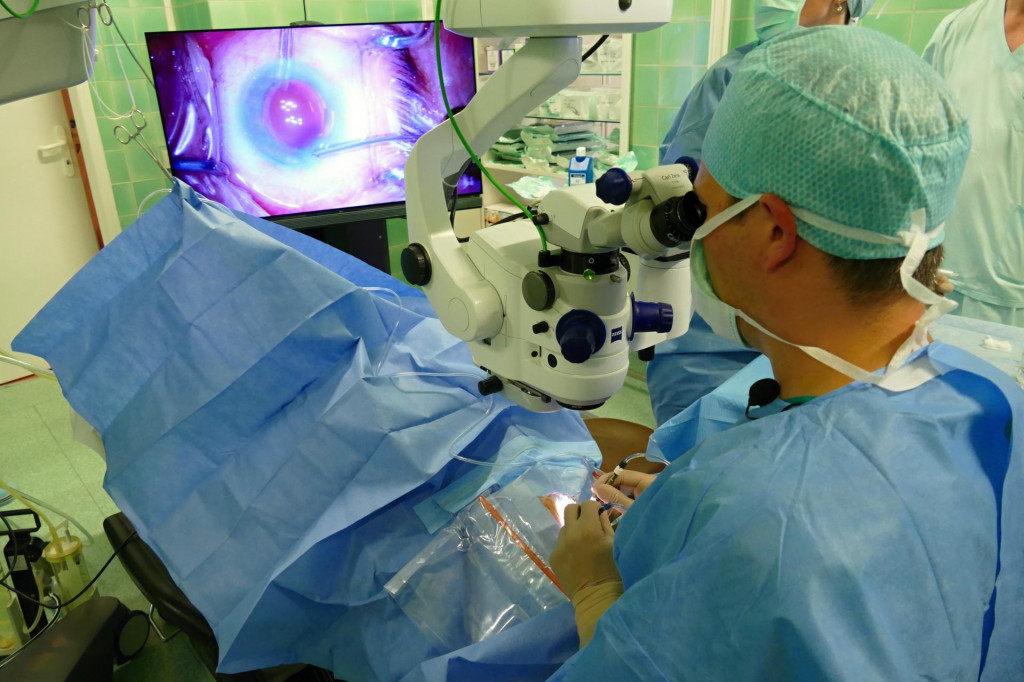 Prvý 3D živý prenos očnej operácie na Slovensku z operačnej sály. 

FOTO: TASR/E. Ďurčová