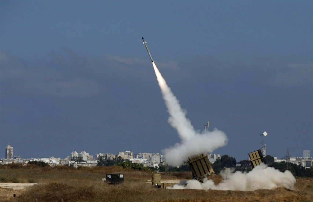 Železná kupola v akcii. Ide o mobilný systém protivzdušnej obrany vyvinutý izraelskou spoločnosťou Rafael Advanced Defense Systems, ktorý je určený na zneškodnenie rakiet krátkeho doletu a mínometných granátov. FOTO: Reuters