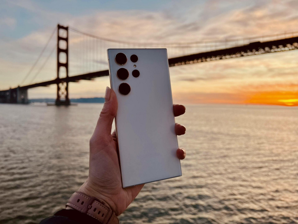 Samsung Galaxy S23 Ultra m&aacute; na zadnej strane nov&yacute; hlavn&yacute; fotoapar&aacute;t s rozl&iacute;&scaron;en&iacute;m 200 MP.