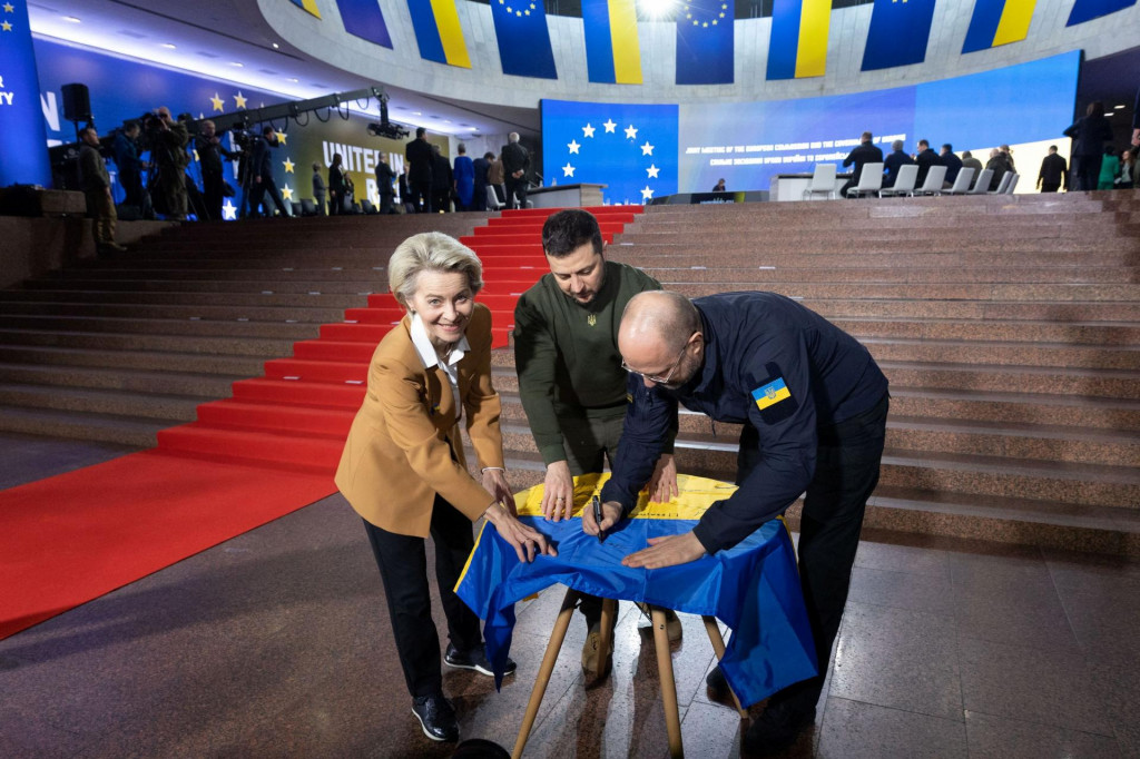 Volodymyr Zelenskiy, Denys Šmyhal a predsedníčka Eurokomisie Ursula von der Leyenová na samite v Kyjeve. FOTO: REUTERS