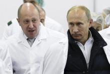 Ruský podnikateľ Jevgenij Prigožin (vľavo) a ruský prezident Vladimir Putin počas prehliadky jeho závodu v Petrohrade. FOTO: TASR/AP