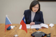 Taiwanská prezidentka Cchaj Jing-wen telefonuje s novozvoleným českým prezidentom Petrom Pavlom. FOTO: TASR/AP