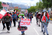 

Transparent s nápisom „Preč s Dinou“ počas protestu požadujúceho odstúpenie peruánskej prezidentky. FOTO: Reuters
