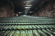 Šumivé víno sa v Bachmute vyrába od roku 1950. V podzemných štôlňach panujú pre jeho pomalú fermentáciu vo fľašiach ideálne podmienky. FOTO: Artwinery
