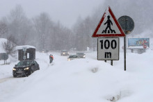Aktuálna dopravná situácia na cestách spôsobená hustým snežením na dopravnom ťahu Motyčky smerom na horský priechod Donovaly. FOTO: TASR/Ján Krošlák
