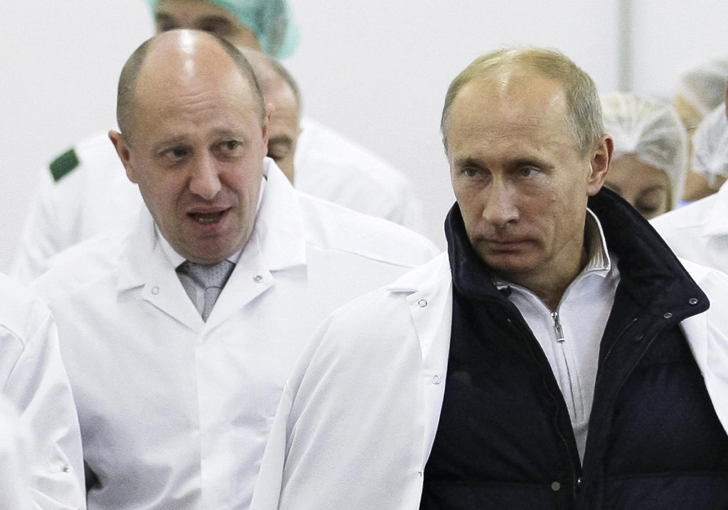 Ruský podnikateľ Jevgenij Prigožin (vľavo) a ruský prezident Vladimir Putin počas prehliadky jeho závodu v Petrohrade. FOTO: TASR/AP