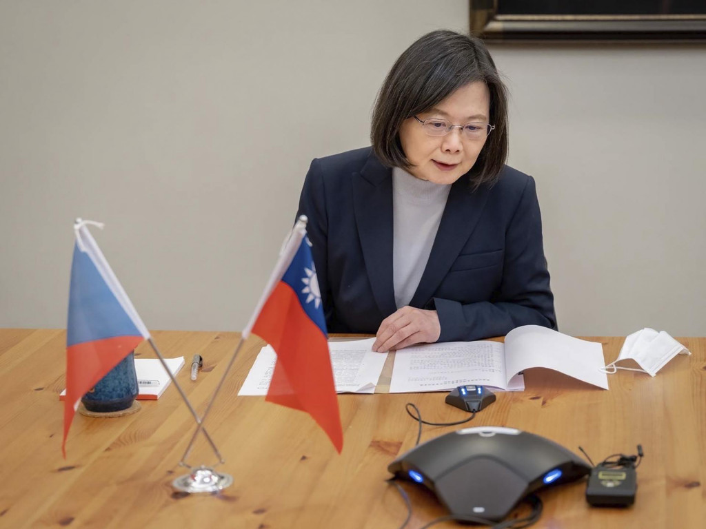 Taiwanská prezidentka Cchaj Jing-wen telefonuje s novozvoleným českým prezidentom Petrom Pavlom. FOTO: TASR/AP