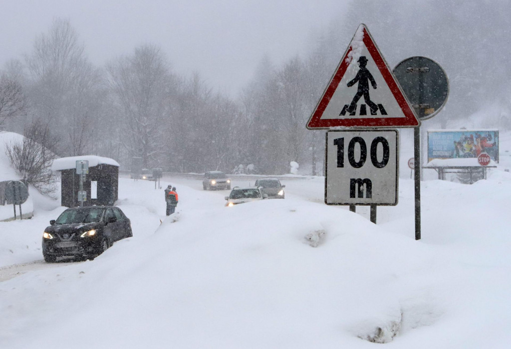 Aktuálna dopravná situácia na cestách spôsobená hustým snežením na dopravnom ťahu Motyčky smerom na horský priechod Donovaly. FOTO: TASR/Ján Krošlák