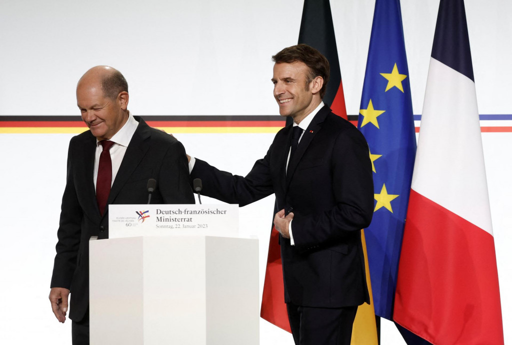 Nemecko a Francúzsko pomáhajú svojim firmám najvýraznejšie v Európskej únii. Na snímke nemecký kancelár Scholz (vľavo) s francúzskym prezidentom Macronom (vpravo). FOTO: TASR/REUTERS