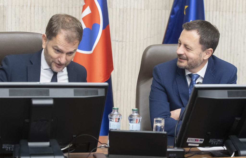 Vpravo predseda vlády Eduard Heger a vľavo bývalý minister financií Igor Matovič. FOTO: TASR/Martin Baumann