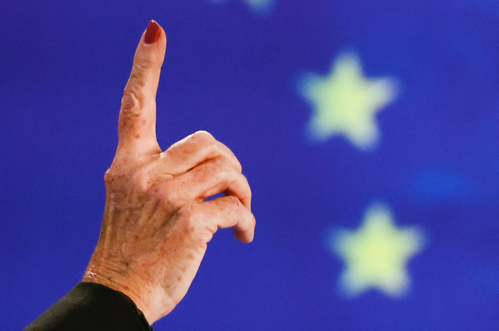 Zdvihnutý prst šéfky Európskej centrálnej banky Christine Lagardovej naznačuje, že zvyšovanie sadzieb v eurozóne sa nekončí. FOTO: TASR/REUTERS