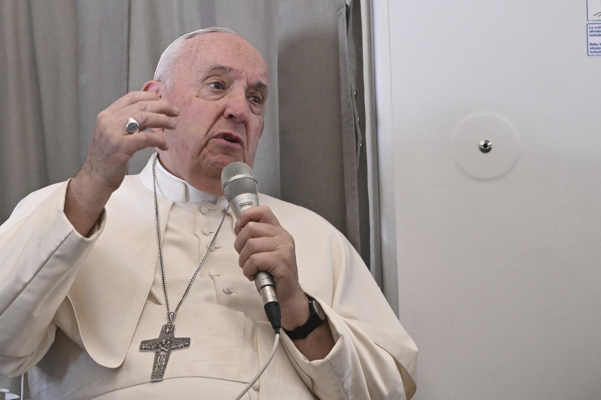 Zákony utláčajúce ľudí z komunity LGBT+ sú hriechom, tvrdí pápež František