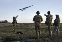 Ukrajinskí vojaci spúšťajú dron na ruské pozície. FOTO: TASR/AP