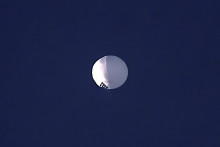 Na snímke vznášajúci sa balón v americkom Billingse, 1. februára 2023. Kanada vtedy oznámila, že spolupracuje so Spojenými štátmi na monitorovaní pohybu výškového špionážneho balóna, o ktorom vo štvrtok 2. februára 2023 informoval Pentagón. FOTO: TASR/AP
