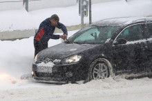 Očistenie auta od snehu alebo ľadu by malo prebiehať aj na dlhých cestách. Priebežne zastavujte a uistite sa, že sú okná, svetlá i tabuľky EČV očistené.