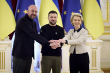 Najvyšší predstavitelia Európskej únie - predsedníčka Európskej komisie Ursula von der Leyenová (vľavo) a šéf Európskej rady Charles Michel (vpravo) ukrajinskému prezidentovi Volodymyrovi Zelenskému prisľúbili pokračovanie pomoci. FOTO: TASR/AP