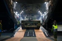 Prvý kanadský bojový tank Leopard 2, ktorý bol darovaný Ukrajine, prichádza leteckou dopravou do Poľska. FOTO: Reuters