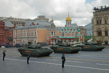 Ruské tanky T-14 Armata jazdia na Červenom námestí počas vojenskej prehliadky na Deň víťazstva v centre Moskvy v Rusku 9. mája 2022. FOTO: Reuters