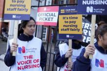 

Zdravotné sestry protestujú na demonštrácii pred nemocnicou Royal Marsden. FOTO: Reuters