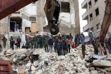 Záchranné práce v sýrskom meste Hamá po zemetrasení. FOTO: Reuters