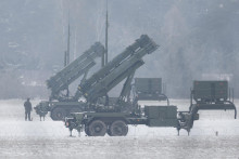 Systém protivzdušnej obrany Patriot získaný minulý rok zo Spojených štátov je rozmiestnený vo Varšave. FOTO: TASR/AP