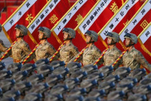 Vojaci Čínskej ľudovej oslobodzovacej armády stoja vo formácii v Pekingu pri príležitosti 70. výročia ukončenia druhej svetovej vojny. FOTO: REUTERS