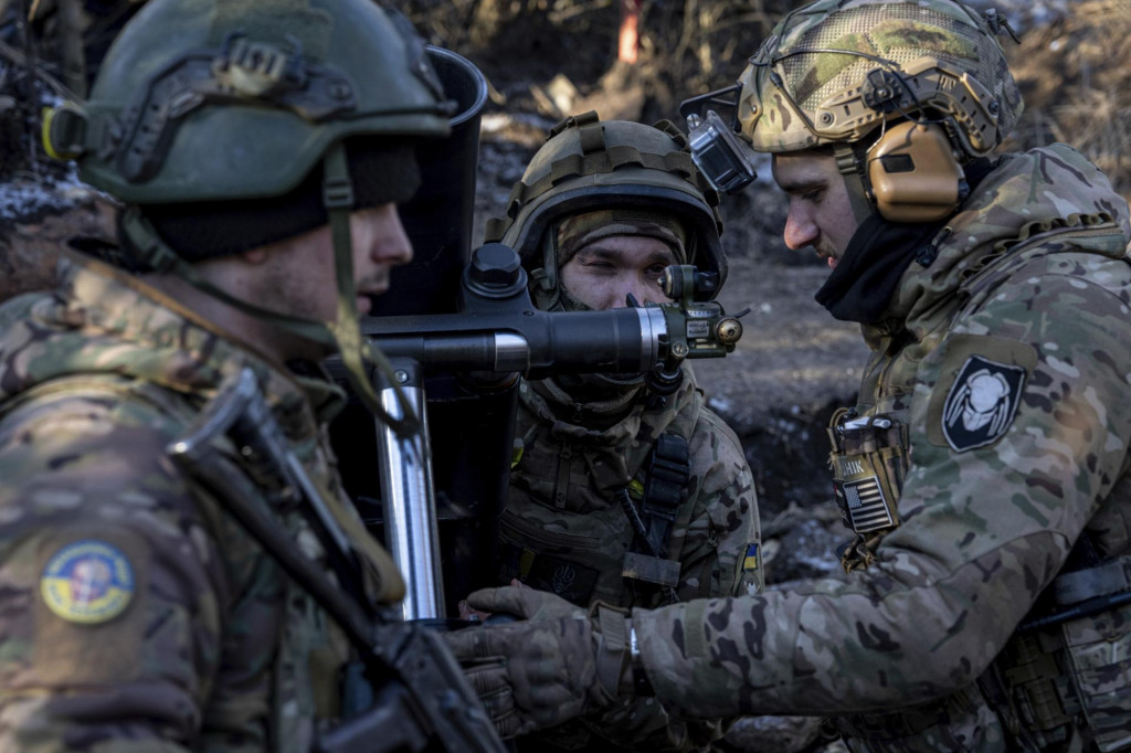 Vojaci v meste Bachmut. FOTO: TASR/AP

