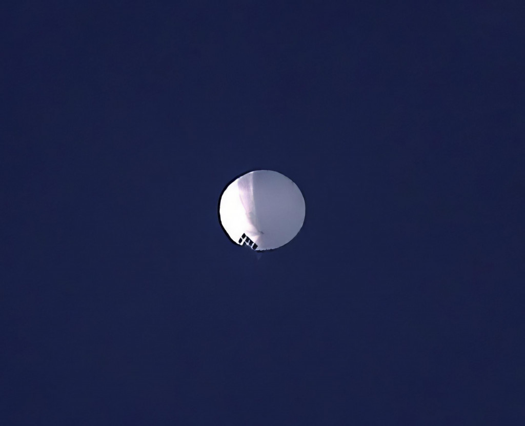 Na snímke vznášajúci sa balón v americkom Billingse, 1. februára 2023. Kanada vtedy oznámila, že spolupracuje so Spojenými štátmi na monitorovaní pohybu výškového špionážneho balóna, o ktorom vo štvrtok 2. februára 2023 informoval Pentagón. FOTO: TASR/AP