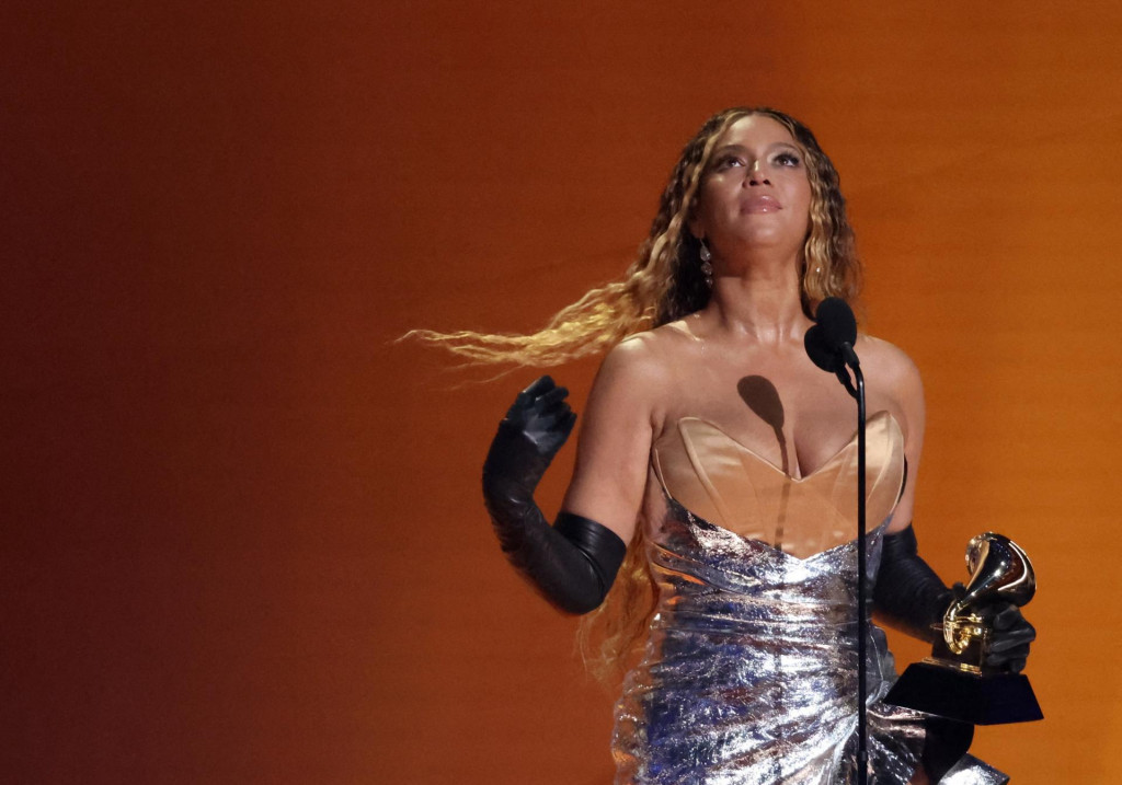 ”Snažím sa nebyť príliš emotívna. Snažím sa len prijať tento večer,” povedala Beyoncé, zatiaľ čo jej manžel, rapper Jay-z, stál v publiku a tlieskal jej. Poďakovala tiež svojej rodine a ”queer komunite za jej lásku a za to, že vymyslela tento žáner”.​ FOTO: REUTERS