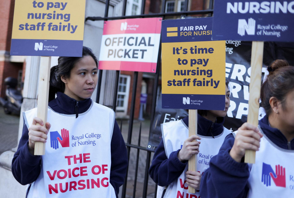 

Zdravotné sestry protestujú na demonštrácii pred nemocnicou Royal Marsden. FOTO: Reuters