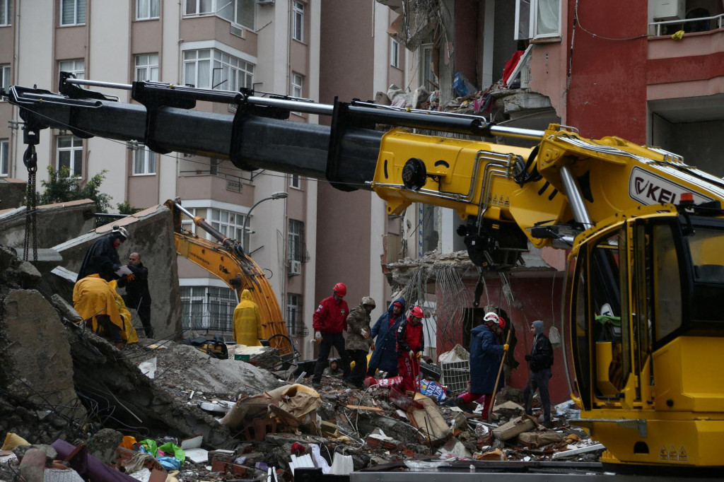 Následky zemestrasenia v tureckom meste Adana. FOTO: Reuters