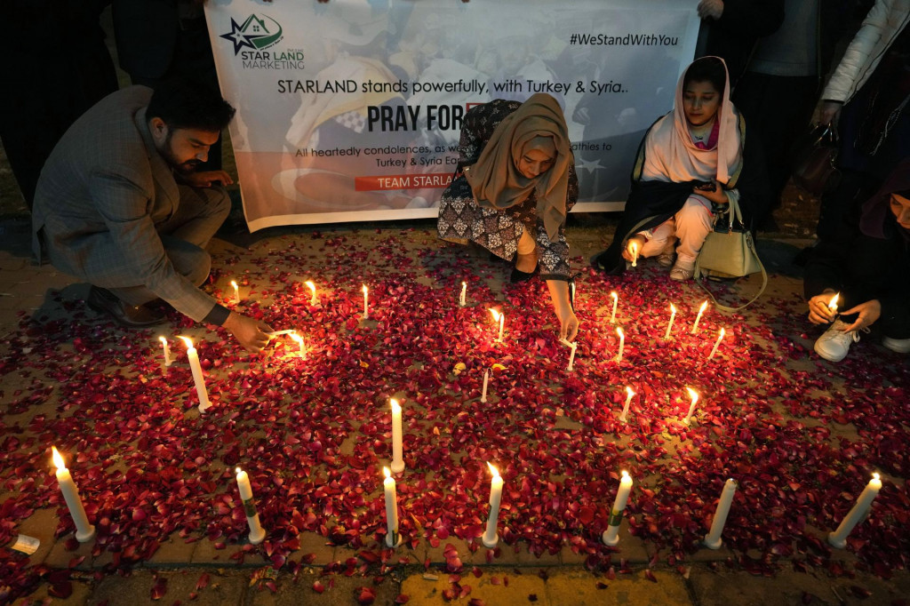 Zapálené sviečky za obete zemetrasenia v Turecku. FOTO: TASR/AP
