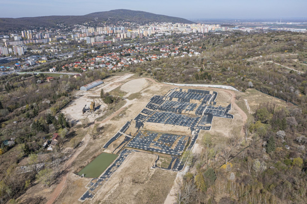 Na snímke z dronu plocha po zbúranej stavbe nemocnice Rázsochy. FOTO: TASR/M. Svítok