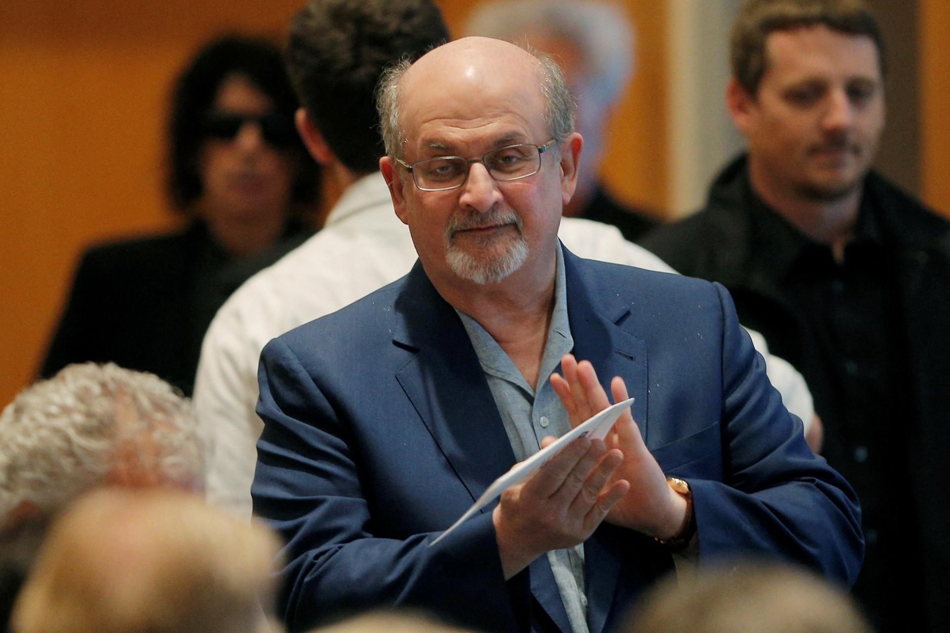 Britský spisovateľ Rushdie priznal, že sa mu od útoku nožom, ktorý zažil vlani, ťažko píše