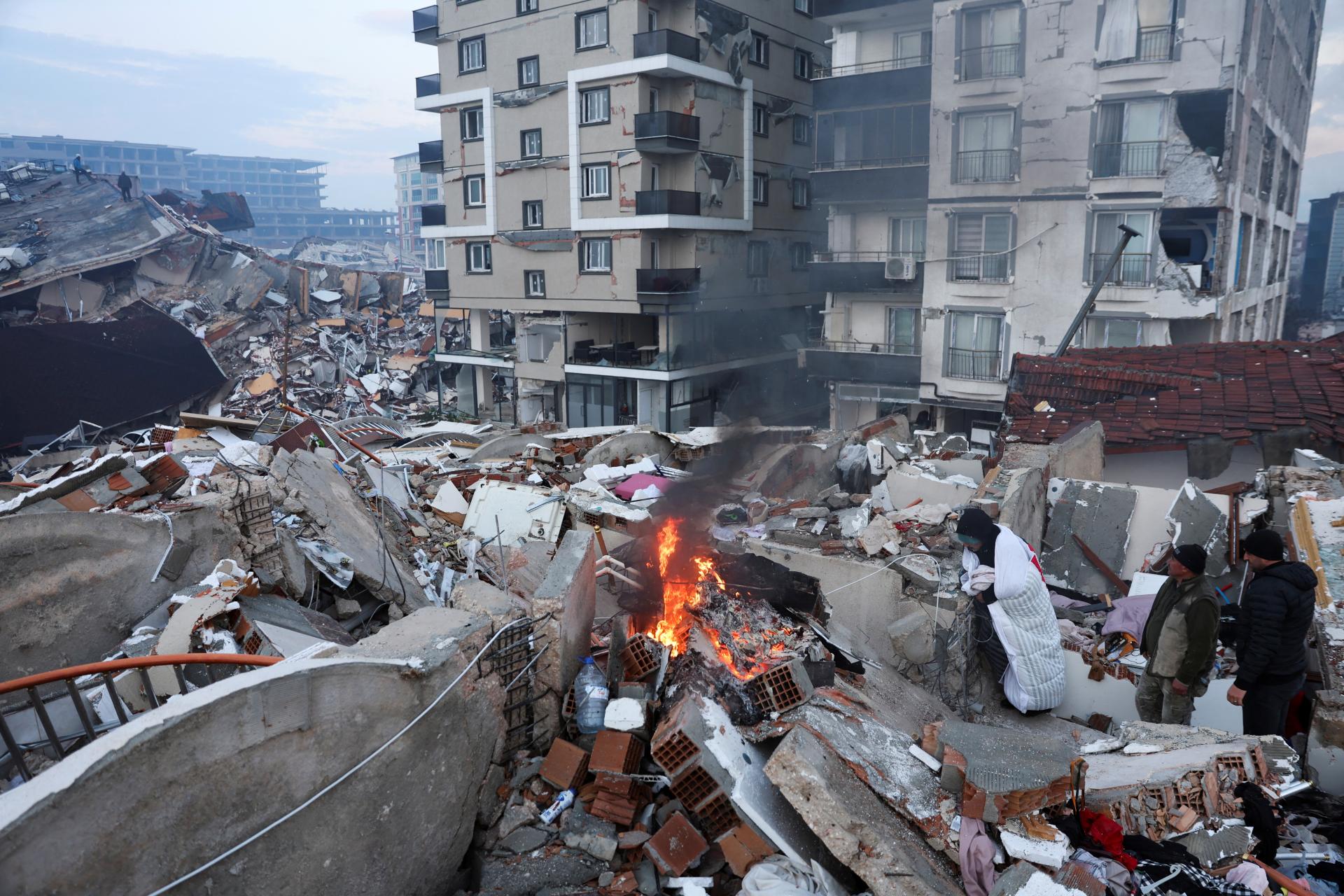 Počet mŕtvych po silných zemetraseniach v Turecku a Sýrii stúpol na viac než 4300 ľudí, zranených sú tisíce