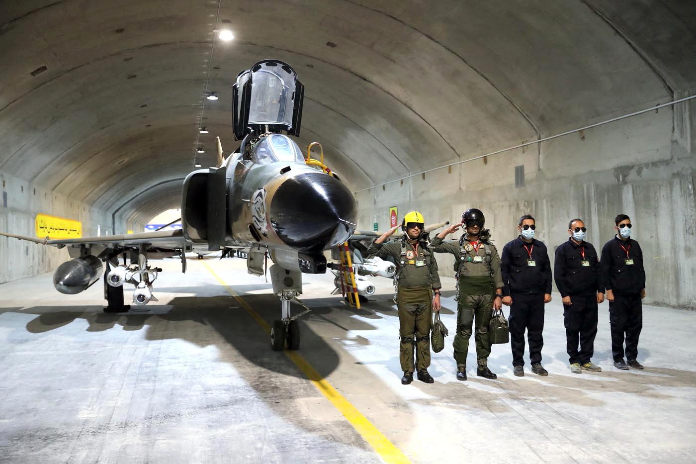 Irán predstavil svoju prvú podzemnú leteckú základňu. Skladuje tam stíhačky so strelami dlhého doletu
